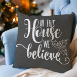 Almofada O Natal Nesta Assembleia Acreditamos Em Cinzas<br><div class="desc">Festivo "nesta casa acreditamos" travesseiro decorativo de decoração.</div>