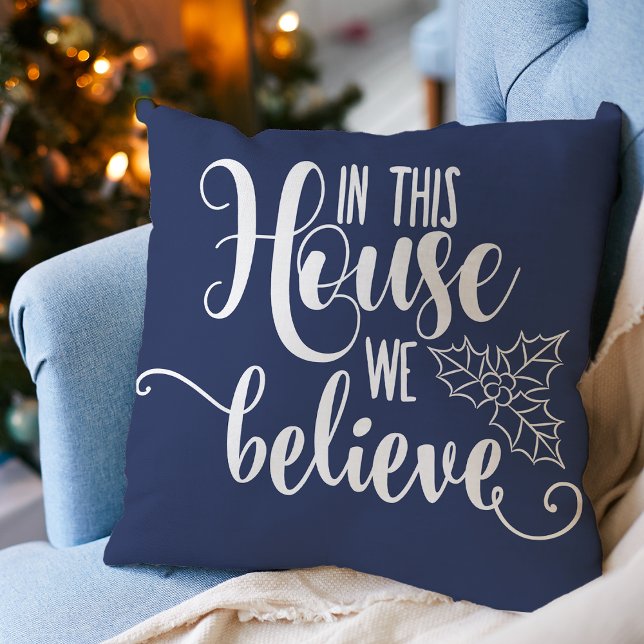 Almofada O Natal Nesta Assembleia Acreditamos Que O Marinho (Christmas Home Decor In This House We Believe Throw Pillow)