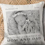 Almofada O nosso primeiro Natal como mãe e Pai moderna Chic<br><div class="desc">Design é composto por tipografia quic moderna com sans serif e serif font. Adicione uma foto personalizada de bebê e ano.</div>