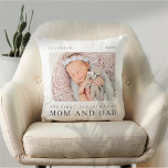 Almofada O nosso primeiro Natal como mãe e Pai moderna Chic<br><div class="desc">Design é composto por tipografia quic moderna com sans serif e serif font. Adicione uma foto personalizada de bebê e ano.</div>