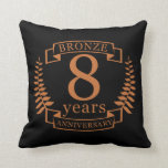 Almofada Oitavo aniversário de casamento do Bronze, 8 anos<br><div class="desc">Uma design para celebrar 8 anos de casamento. Este design tem um design de louros de bronze (bronze) em fundo preto. Bronze é o presente tradicional para esta ocasião, nos EUA. O texto diz que BRONZE comemora 8 anos. Uma design romântica para comemorar seu oitavo ano de casamento. Se você...</div>
