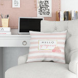 Almofada Olá Linda Greve Rosa e Blush Peony Floral<br><div class="desc">Ei, lindo! O travesseiro decorativo quadrado apresenta um delicado fundo de faixa cor-de-rosa, limite de ouro falso, e um grupo de peônias em tons bonito, com "Olá lindo" em cinzas e tipo rosa. Coordena-se com as nossas suites de convite à Pia Rosa e Blush Peony, material de escritório, artigos de...</div>