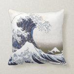 Almofada Onda de Excelente de Hokusai<br><div class="desc">Aproveite esta impressionante reprodução do famoso impressão de bloco de madeira ukiyo-e "Trinta e Seis Vistas do Monte Fuji: The Excelente Wave Off the Coast of Kanagawa", por Katsushika Hokusai, artista japonesa. Trinta e Seis Vistas do Monte Fuji é uma série de 46 impressões mostrando várias características do Monte Fuji,...</div>