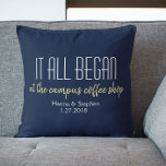 Almofada Onde tudo começou a Travesseiro da história do amo<br><div class="desc">Onde tudo começou Travesseiro da História do Amor Onde tudo começou e você pode personalizar o texto com seu próprio lugar que você e seu namorada ou namorado, marido ou esposa conheceram. Você poderia contar sua própria história pessoal de amor com seus nomes e a data em que se conheceram....</div>