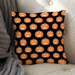 Almofada Orange Jack O Lanterna Pumpkin Padrão Halloween<br><div class="desc">Este travesseiro de decoração de Halloween apresenta um padrão de abóboras de jack-o-lanterno cor de fundo preto (pode ser personalizado),  cor de laranja e branca.</div>