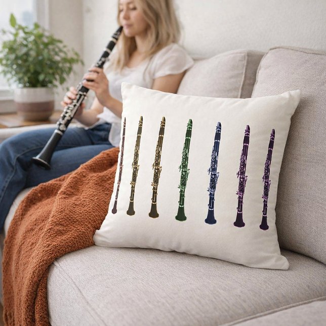 Almofada Orquestra de Clarinete de Arco-Íris Vibrante Músic (A throw pillow with a rainbow lineup of clarinets in red, orange, yellow, green, purple, blue & pink)