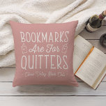 Almofada Os Marcadores São Para O Quitters Personalizado Bo<br><div class="desc">Este design de nerd bonito para amantes de livros, livrarias, autores, escritores, amigos de clubes de livros ou leitores ávidos apresenta a citação engraçada "Os Marcadores São para Quitters" com duas pequenas ilustrações de livros sobre um fundo rosa empoeirado. Personalize com uma linha de texto personalizado abaixo; perfeito para o...</div>