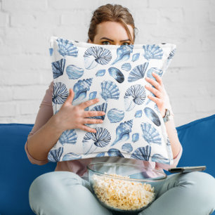 Almofada Os Seashells modelam na casa de praia azul