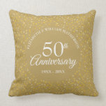 Almofada Ouro 50º Aniversário Amor Corações Confetti<br><div class="desc">Apresentando delicados corações de ouros confetti. Personalize com seus detalhes especiais de aniversário de 50 anos de ouro em tipografia branca-chica. Projetado por Thisnotme©</div>