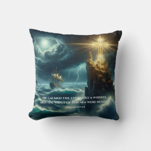 Almofada Ouro Cross Guiando um Navio em um Mar Tempestade