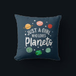 Almofada Outer Space Science Girl que ama planetas<br><div class="desc">Declare sua paixão por todos ver com esta "Apenas uma garota que ama planetas" mostrando a ilustração dos elementos celestes. Perfeito por andar com amigos ou em qualquer época do ano e para meninas que gostam de estudar o sistema solar e a astronomia</div>