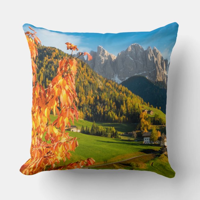 Almofada Outono em uma paisagem das dolomites com igreja (Frente)