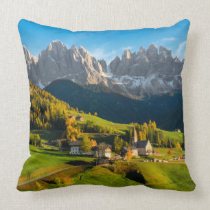 Almofada Outono em uma paisagem das dolomites com igreja