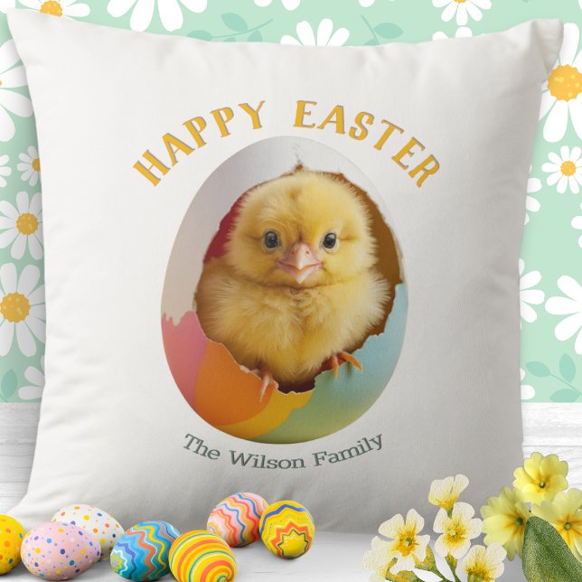 Almofada Ovo de Felz pascoa Pintinho de Incubação Correto (A pillow with Happy Easter words and picture of a cute yellow chick hatching out of a colorful egg)