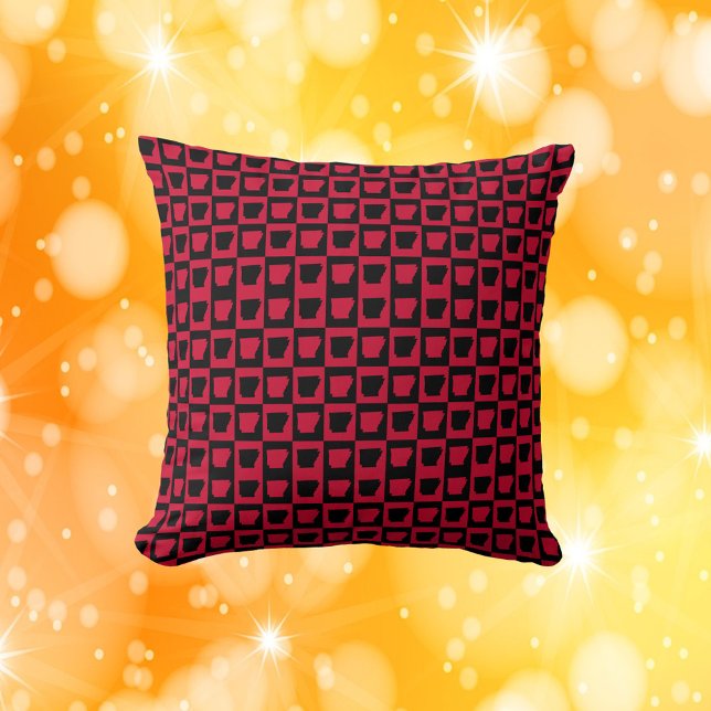 Almofada Padrão Arkansas Preto e Vermelho (A throw pillow with a red and black checker pattern featuring the US state of Arkansas.)