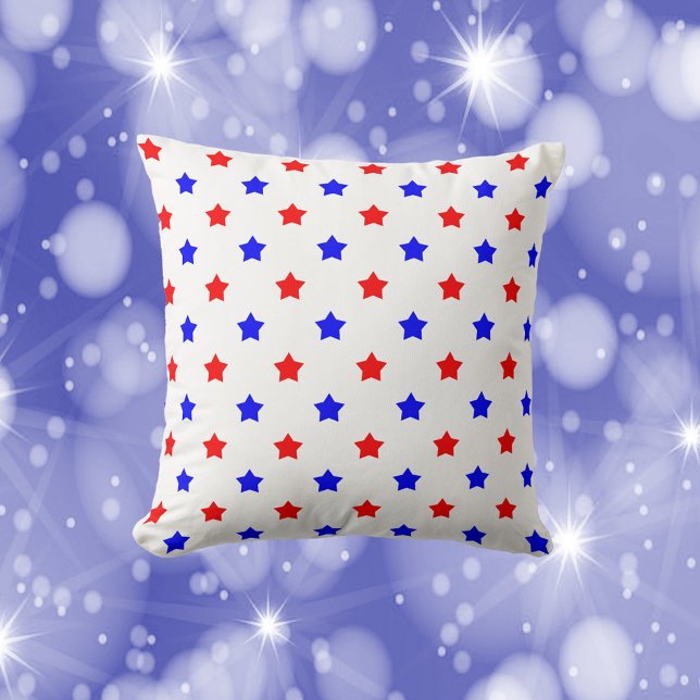 Almofada Padrão Azul Vermelho Padrão Branco Fundo (A throw pillow with red and blue stars on a white background.)
