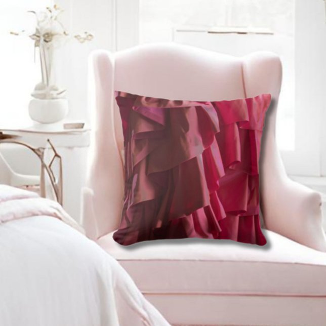 Almofada Padrão bonito de esfregaços de seda rosa-quente mo (Glam up your bedroom or feminine space with this hot pink ruffles pattern modern throw pillow!)