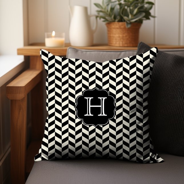 Almofada Padrão Chevron Black Herringbone com Monograma (Personalize with your initial.)