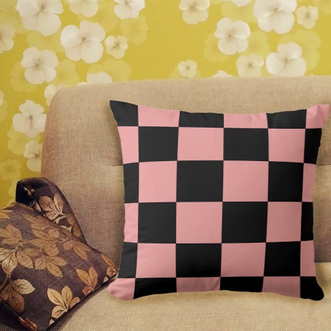 Almofada Padrão da placa de verificação rosa e preto (A pretty throw pillow with a pink and black checkerboard pattern)