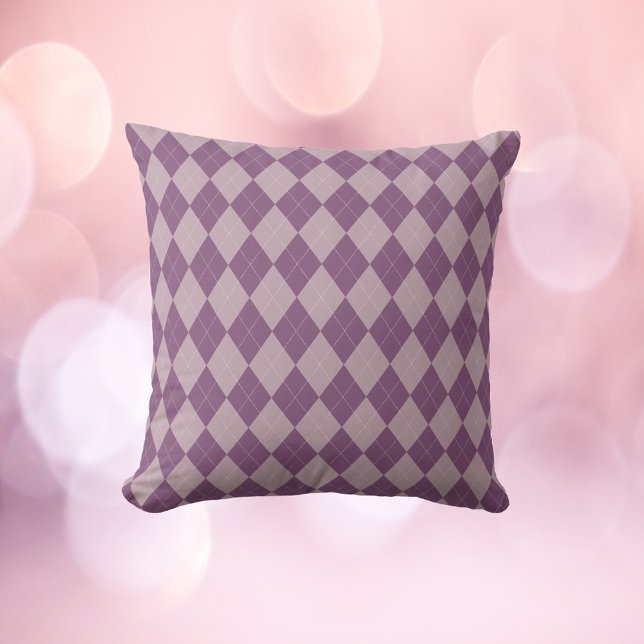 Almofada Padrão de Argyle Roxo e Lavanda (A throw pillow with a purple and lavender argyle pattern)