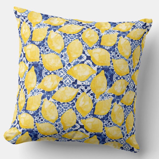 Almofada Padrão de azulejo azul branco mediterrâneo cítrico (Lemon and blue tile pattern Mediterranean citrus throw pillow)