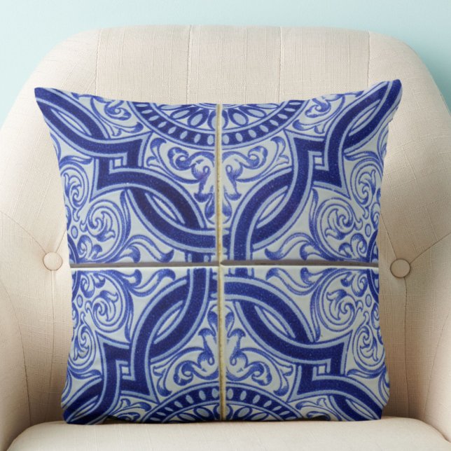 Almofada Padrão de Azulejo cerâmico mediterrânico azul e br (An elegant blue and white vintage Portuguese tile pattern throw pillow to add style to your space.)