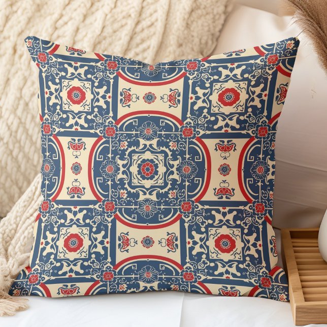 Almofada Padrão de Azulejo Chinês em Chinoiserie Vermelho e (Red and Blue Chinoiserie Chinese Tile Pattern Throw Pillow in a boho neutral bedroom.)