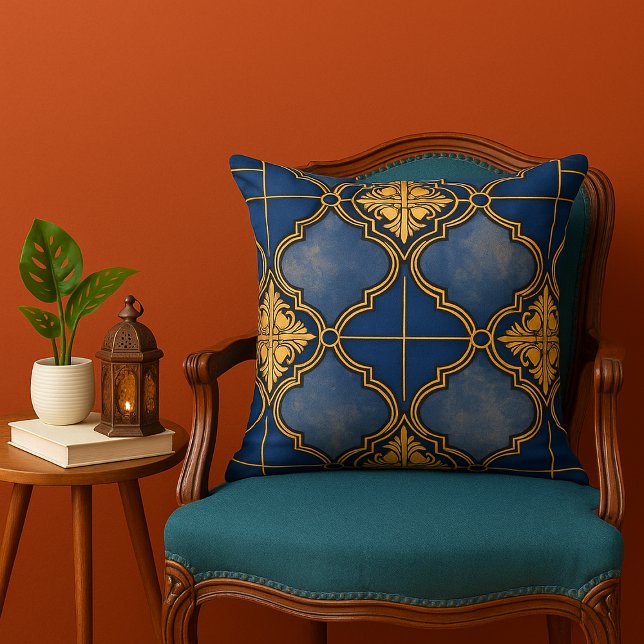 Almofada Padrão de Azulejo marroquino Ornamentado azul e Do (Blue and gold ornate Moroccan Tile Pattern throw pillow in Boho living room)