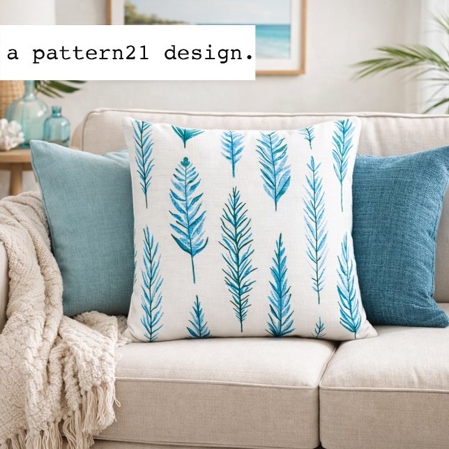 Almofada padrão de blues de pena e samambaia (Watercolor fern pillow adds fresh blue botanical pattern to relaxed coastal interiors)