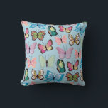 Almofada Padrão de borboleta colorida Pastel Azul claro<br><div class="desc">Este travesseiro decorativo bonito e colorido apresenta um padrão divertido de borboletas em um fundo azul claro e pastel. ideia de presente de excelente!</div>