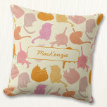 Almofada Padrão de Cat Rosa Personalizar Laranja Cor-de-Ros<br><div class="desc">Diversão do padrão de gatos modernos,  cor-de-rosa e laranja,  num fundo creme. Perfeito para amantes de os animais. Arte original de Nic Squirrell. Altere o nome para personalizar.</div>