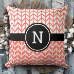 Almofada Padrão de Chevron Branco Laranja Monograma Moderno<br><div class="desc">Adicione uma mancha de cor e estilo ao seu sofá com este coral ousado, chic, modesto e branco com o padrão crocante moderno preto. Personalize este travesseiro decorativo com o seu monograma inicial. Também um presente de excelente para um amigo especial!Basta digitar na letra do monograma de sua escolha e...</div>
