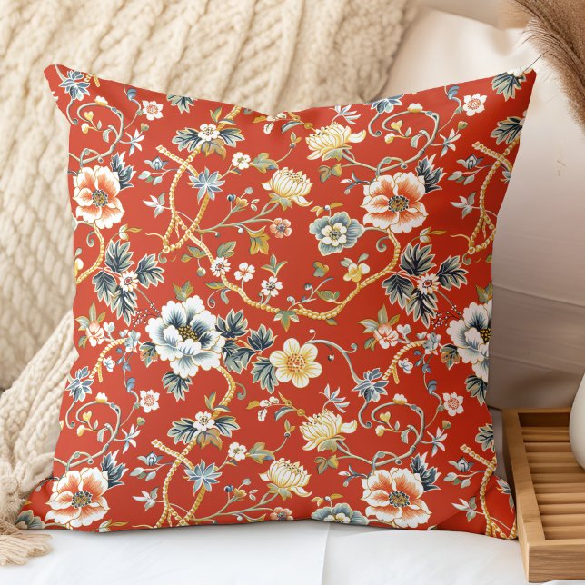 Almofada Padrão de Chinoiserie de Flores Vermelhas e Amarel (Red and Yelllow Spring Flowers Chinoiserie Pattern Throw Pillow in a neutral boho bedroom.)