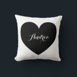 Almofada Padrão de coração negro e Bolinhas personalizado<br><div class="desc">Travesseiro moderno e fofo apresentando um padrão cardíaco e bolinhas em preto e branco. Este travesseiro personalizável será perfeito como presente. Itens semelhantes e outras cores estão disponíveis.</div>