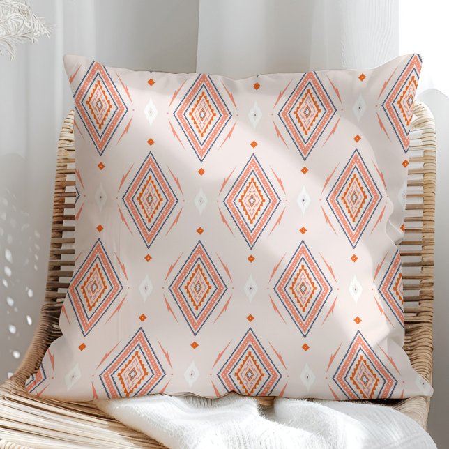 Almofada Padrão de Diamante Laranja-Laranja-Queimada Escuro (Pink Burnt Orange Navajo Diamond Shape Throw Pillow in a sunny rattan armchair)