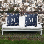 Almofada Padrão de flor de creme azul-marinho retrô<br><div class="desc">Um fundo azul marinho com um padrão floral no estilo retrô em branco e creme. Personalize e adicione sua letra monográfica,  inicial.</div>