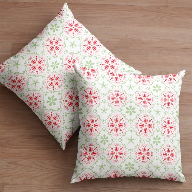Almofada Padrão de Neve Vermelho e Verde Simples (Simple red and green snowflake pattern throw pillow)