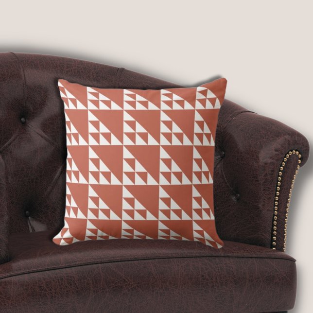 Almofada Padrão de repetição do triângulo branco e castanho (Ethnic Brown & White Triangle Repeat Pattern Throw Pillow)