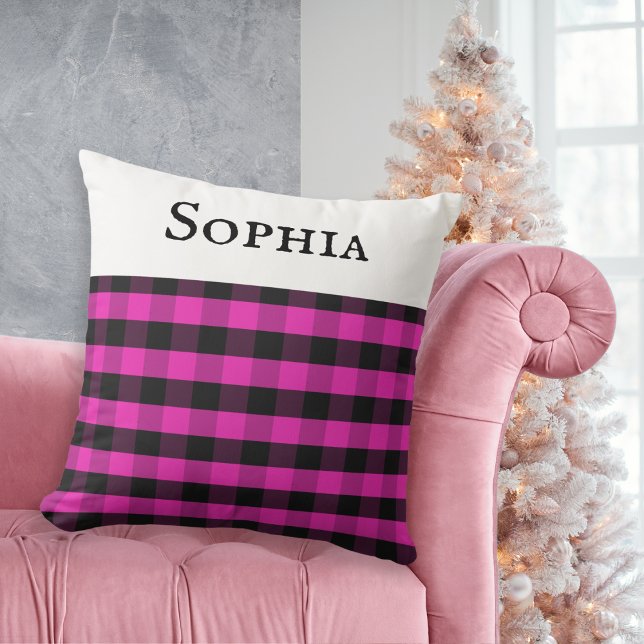 Almofada Padrão de Verificação de Xadrez de Buffalo Rosa de (A cushion with buffalo plaid check pattern, in pink and black. Personalize with a name at the top.)