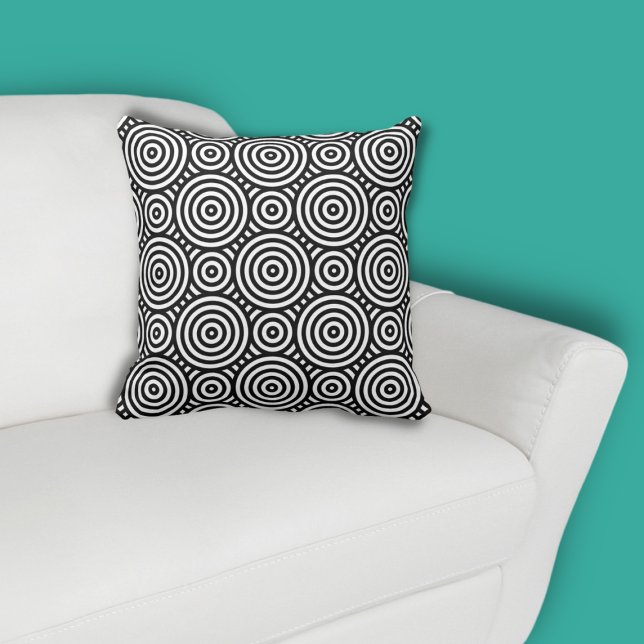 Almofada Padrão do Círculo Negro Étnico Branco (Ethnic Nested Circle Black Pattern on White Throw Pillow, color customization possible)