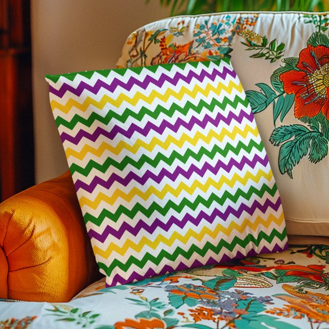 Almofada Padrão do Mardi Gras Chevron Dourado (Mardi Gras Chevron Pattern Gold Throw Pillow)