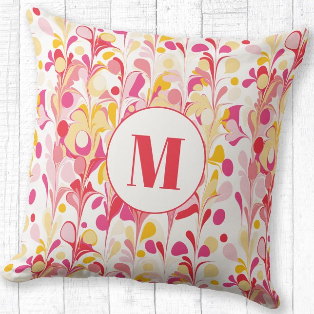 Almofada Padrão do mármore retrorreflector do Abstrato de m (Modern monogram initial retro marble pattern pink red yellow personalized throw pillow)
