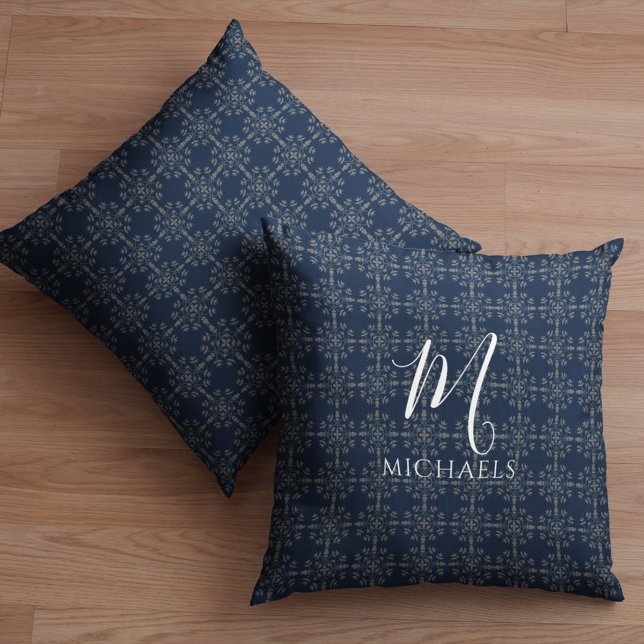 Almofada Padrão do Monograma Azul do marinho Personalizado (Navy blue Silver Snowflake pattern monogram and name pillow)