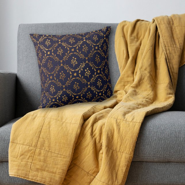 Almofada Padrão Dourado de Quadro Leaf Berry no Marinho Azu (Criador carregado)