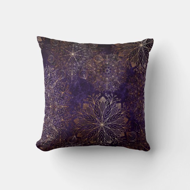 Almofada Padrão Floral de Mandala Elegante Dourado e Roxo (Frente)