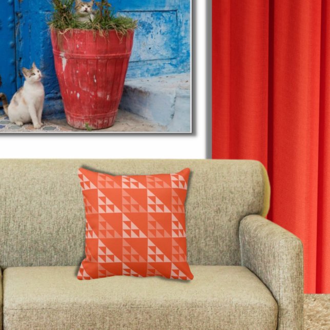 Almofada Padrão Geométrico do Triângulo Laranja - Travessei (Criador carregado)