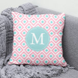 Almofada Padrão Ikat de Ouros de Rosa claro Monogramas<br><div class="desc">Na moda e design chic apresentam um padrão de ikat de diamantes coloridos e modernos.</div>