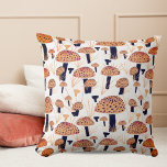 Almofada Padrão Moderno de Queda de Cogumelo Desenho Laranj<br><div class="desc">Padrão Moderno De Cogumelo Desenhando Travesseiro decorativo Laranja De Queda. Desenho digital moderno de lindos cogumelos agáreos-moscas em cor laranja e preta.</div>