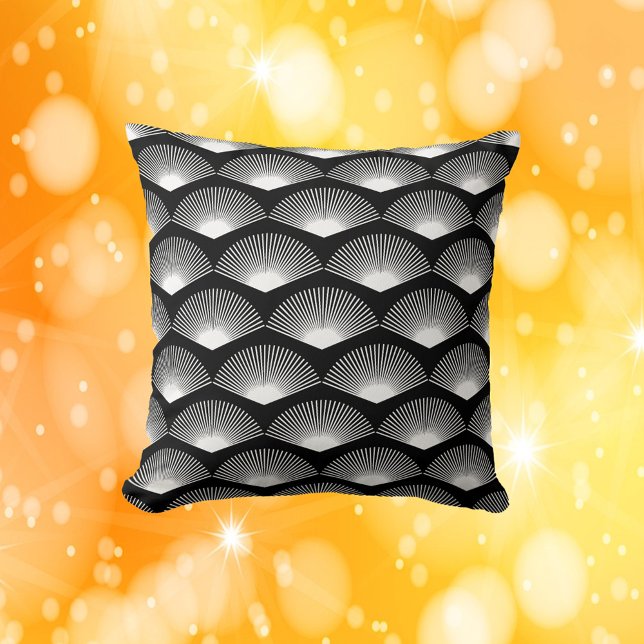 Almofada Padrão Preto do Ventilador Branco Art Deco (A throw pillow with an art deco inspired pattern of white fans on a black background)