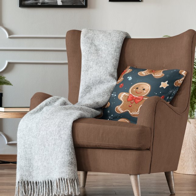 Almofada Padrões de Azul e Gingerpão Vermelho de Natal boni (Cute gingerbread men pattern on navy blue background with light blue, red and cream stars pillow.)